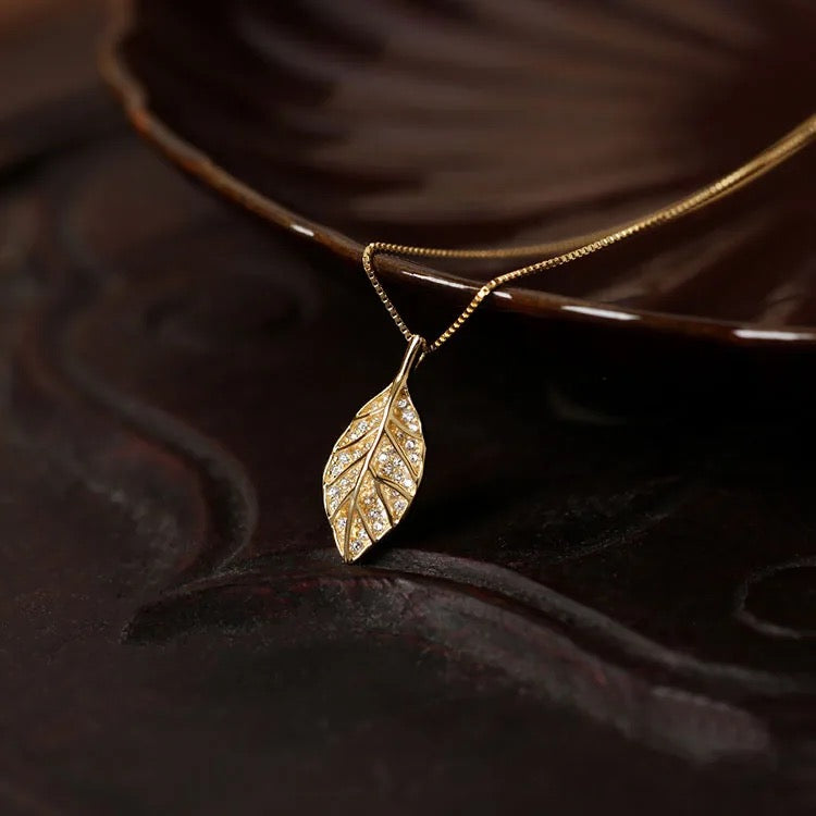 Viral 18K Gold Polished Leaf Pendant Necklace Gift for Women (Valentine Special 🔥)